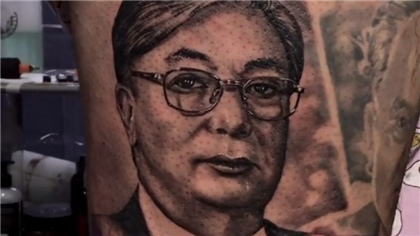 Казахстанец сделал тату с портретом Токаева