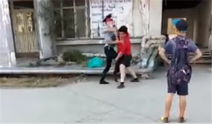 Казахстанцы распространяют видео, на котором парень избил полицейского