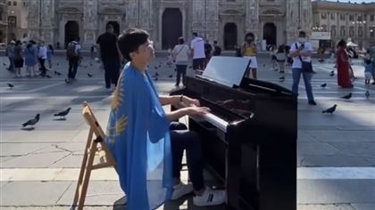 Казахстанский пианист сыграл гимн на площади в Италии