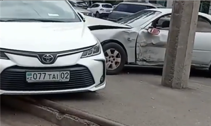 Три автомобиля пострадали в ДТП в Алматы