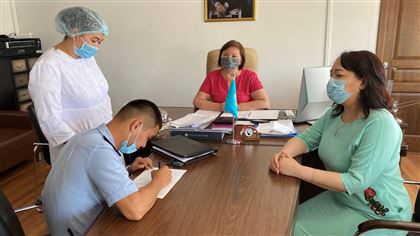 Медики подают в суд на симулянта-иностранца после вакцинации в Атырау 
