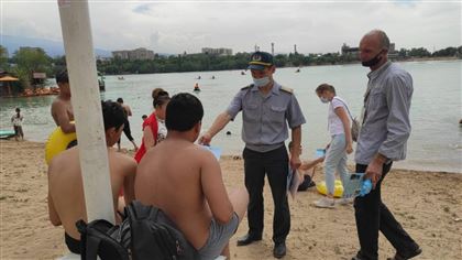 В Алматы на озере Сайран спасли тонувшего подростка