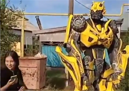 "Бамблби в Талдыкоргане?" - подвижный робот на улице удивил жителей города