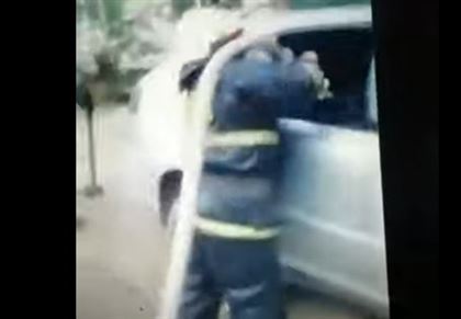 В Актобе мужчина заперся в своем автомобиле и угрожал самосожжением