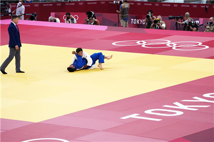 Казахстанский дзюдоист вышел в четвертьфинала Олимпиады-2020 после быстрой победы