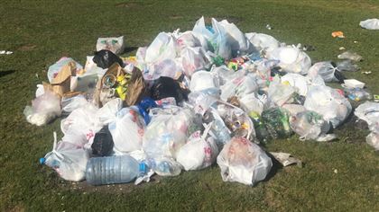Волонтеры убрали мусор за отдыхающими на Кок-Жайлау