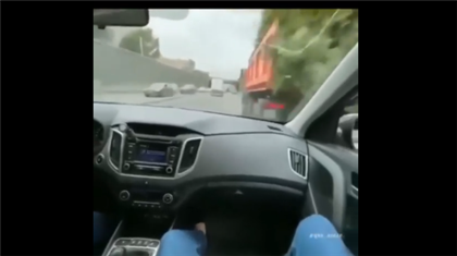 Казахстанцев привело в ужас видео с очередным водителем-лихачём