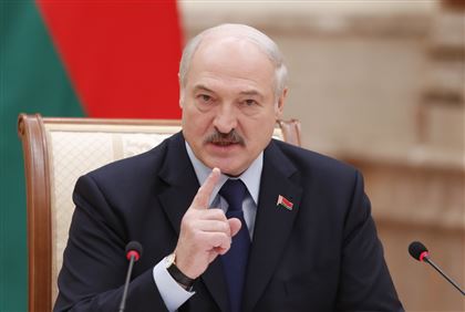 "Они сидят и тычут в айфоны": Лукашенко о женах футболистов