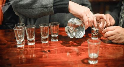 В Уральске двое мужчин насмерть отравились алкоголем