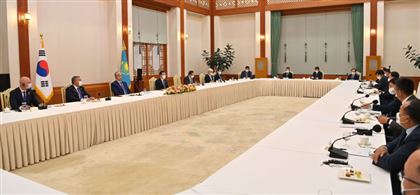 Президент Казахстана провел встречу с лидерами корейского бизнеса