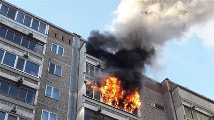 Житель Павлодара прыгнул со второго этажа во время пожара