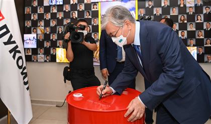 Глава государства посетил завод по производству смазочных материалов