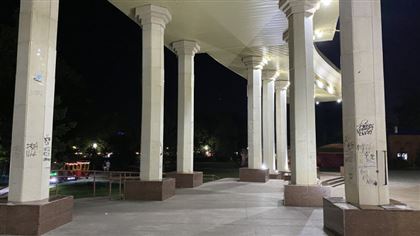 В Петропавловске вандалы изуродовали колоннаду в парке Первого Президента