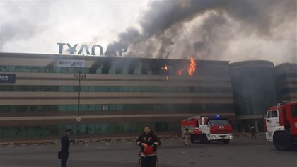 В столице загорелся торговый центр