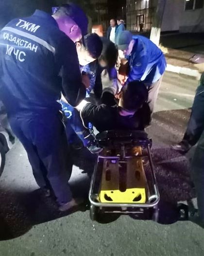В Петропавловске спасатели извлекли водителя, зажатого в искореженном авто