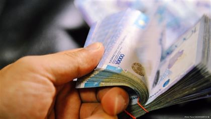 В Алматы поймали чиновника, который получил взятку в 3,7 млн тенге