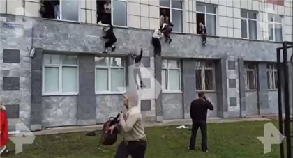 Пермские студенты выпрыгивают из окон, спасаясь от стрелка в университете - видео