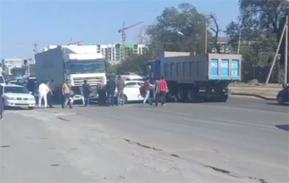 ДТП с участием двух грузовиков и легкового автомобиля случилось в Алматы
