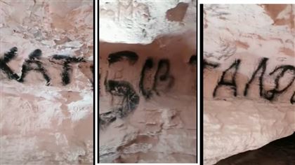 Вандалы разрисовали стены пещеры на Скальной тропе в Актау