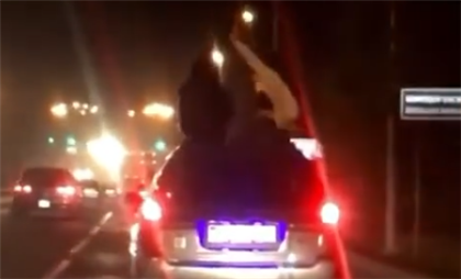  В Алматы накажут водителя, который катал девушек на крыше автомобиля