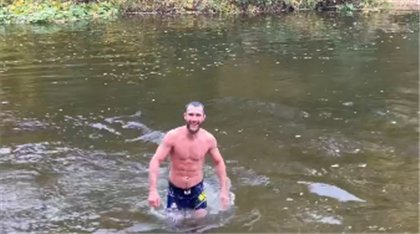 Сергей Морозов искупался в речке в октябре - видео