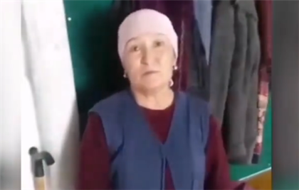 "Я б порвала, если б мою маму так сняли на видео" - казахстанцев возмутило видео с извинениями пожилой женщины за рассказ о погоде