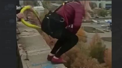 В Караганде молодая девушка разбилась при прыжке с тарзанки