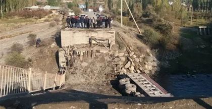 Мост с грузовиком рухнул в Кыргызстане