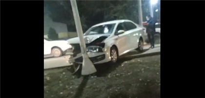 Неподалёку от вокзала "Алматы-1" автомобиль врезался в столб