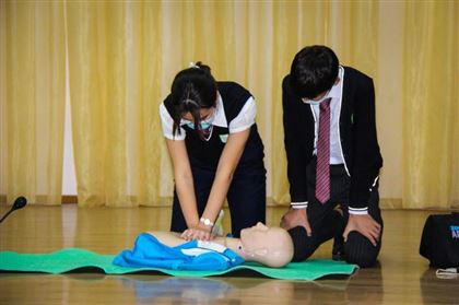Школьников учат оказывать первую медицинскую помощь в Атырау