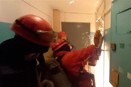 Семерых человек эвакуировали из пожара спасатели в Усть-Каменогорске