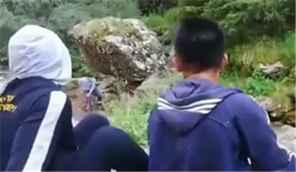 Казахстанцы распространяют видео, на котором на мужчину в горах упал валун