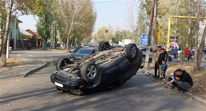 В Алматы перевернулся автомобиль с беременной девушкой
