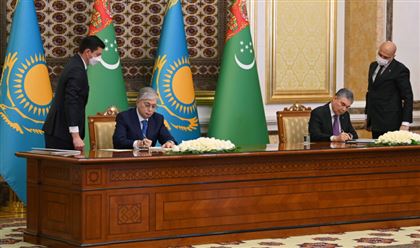 Президенты Казахстана и Туркменистана провели двусторонние переговоры в расширенном формате