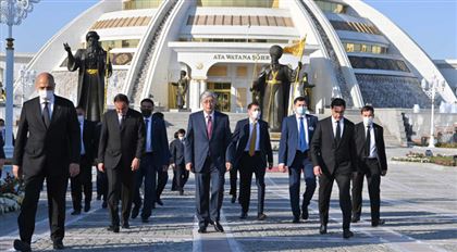Президент Казахстана возложил цветы к монументу Независимости Туркменистана