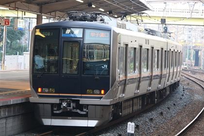 15 человек пострадали при нападении мужчины в поезде в Токио