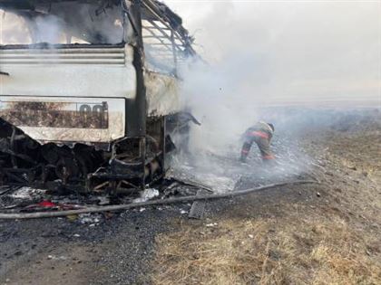 В Карагандинской области на трассе сгорел вахтовый автобус