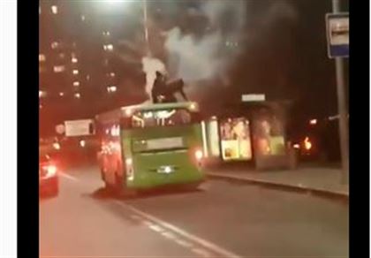 В Алматы хулиганы запустили фейерверк на крыше автобуса