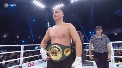 Непобежденный казахстанский супертяж нокаутировал соперника и завоевал титул от WBC