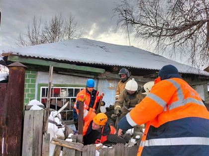 В Усть-Каменогорске мужчина несколько дней провел под обломками рухнувшего потолка в частном доме