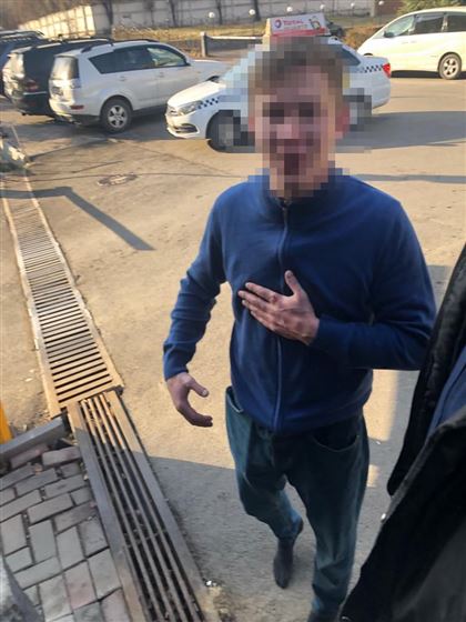 Мужчина приставал к девочке в лифте, гонялся за людьми с ножом и получил четверо суток ареста в Алматы