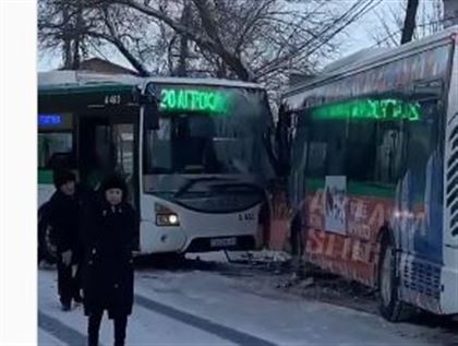 В столице произошло столкновение двух автобусов, пострадали люди