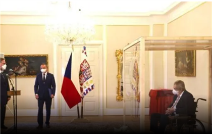 Заболевший COVID-19 президент Чехии через стекло объявил о новом назначении