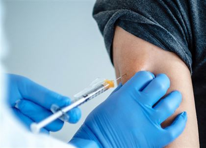 Мужчина пришел на вакцинацию от СОVID-19 с фальшивой рукой