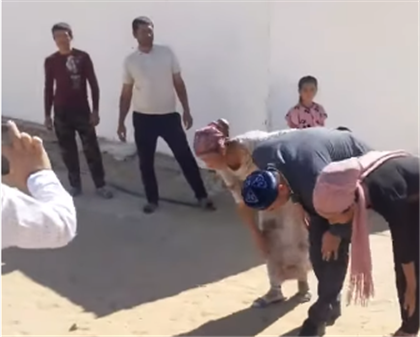 "Осталось только жениху беташар сделать" - казахстанцев возмутило видео, на котором жениха заставили делать салем