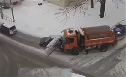 Казахстанцы обсуждают видео, на котором снегоуборочная машина протащила перед собой легковой автомобиль