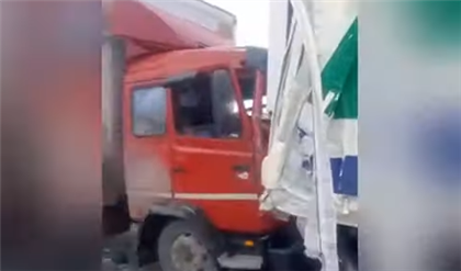 Четыре грузовика столкнулись в Актюбинской области