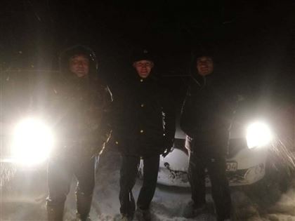 В Костанайской области полицейские спасли из снежного плена людей