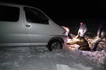 В Восточно-Казахстанской области авто с пассажирами застряло на трассе