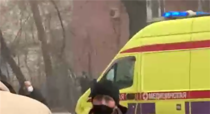 Протестующие забрасывают камнями "скорую" в Алматы - видео